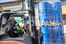 carico fusti in ferro ricondizionati